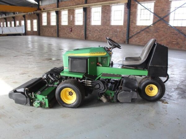 Pre-owned John Deere 2653A Ride-on Mower - Image 4