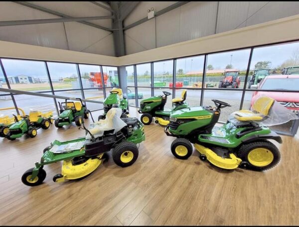 John Deere X750R Ride-on mowers - Brand New - Image 3