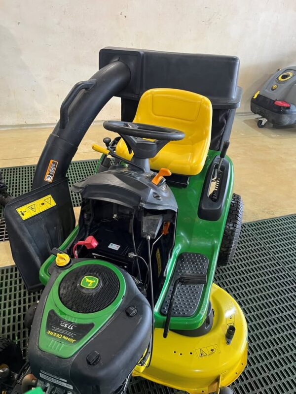 John Deere D105 Auto Ride On Lawnmower - Image 2
