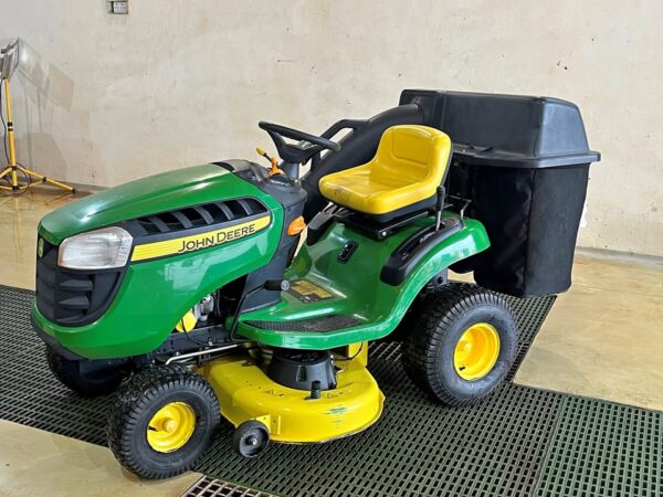 John Deere D105 Auto Ride On Lawnmower